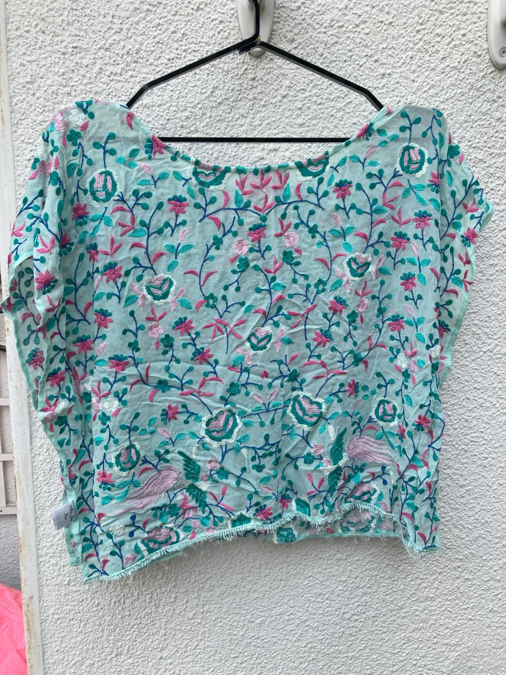 Transparentes, türkisfarbenes, besticktes Sommershirt