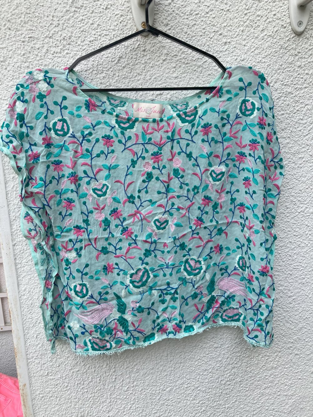 Transparentes, türkisfarbenes, besticktes Sommershirt