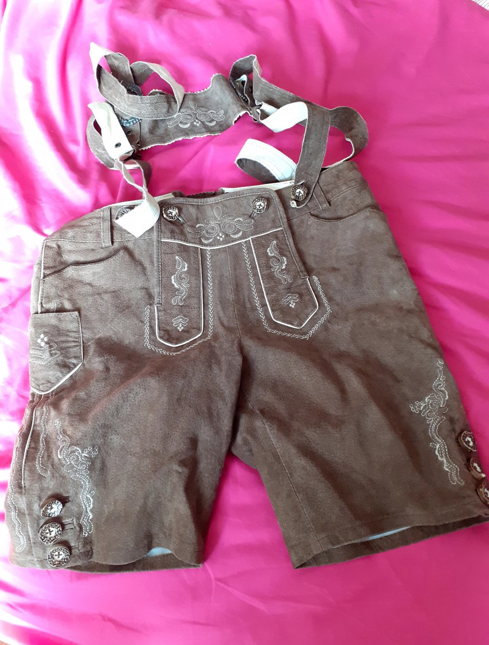 Echtleder Trachtenhose 32 xs Trachtenlederhose schweinsleder braun mit abnehmbaren Hosenträgern nie getragen von der Marke Landhaus praktische Knöpfe zum abnehmen der Latzhosenträger mit aufwändigen Spitzenbestickungen und Details sehr weiches Leder