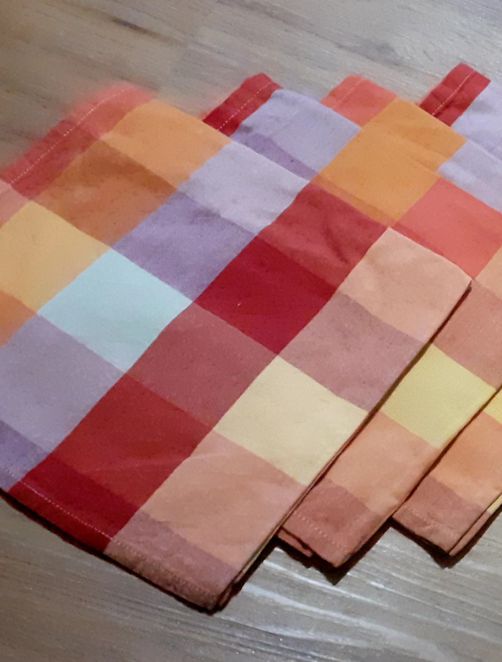 Nachhaltige Stoffservietten rot kariert 100% Baumwolle ca. 50 x 50 cm quadratisch
Rot gelb orange
Bei 40 Grad in der Waschmaschine waschbar