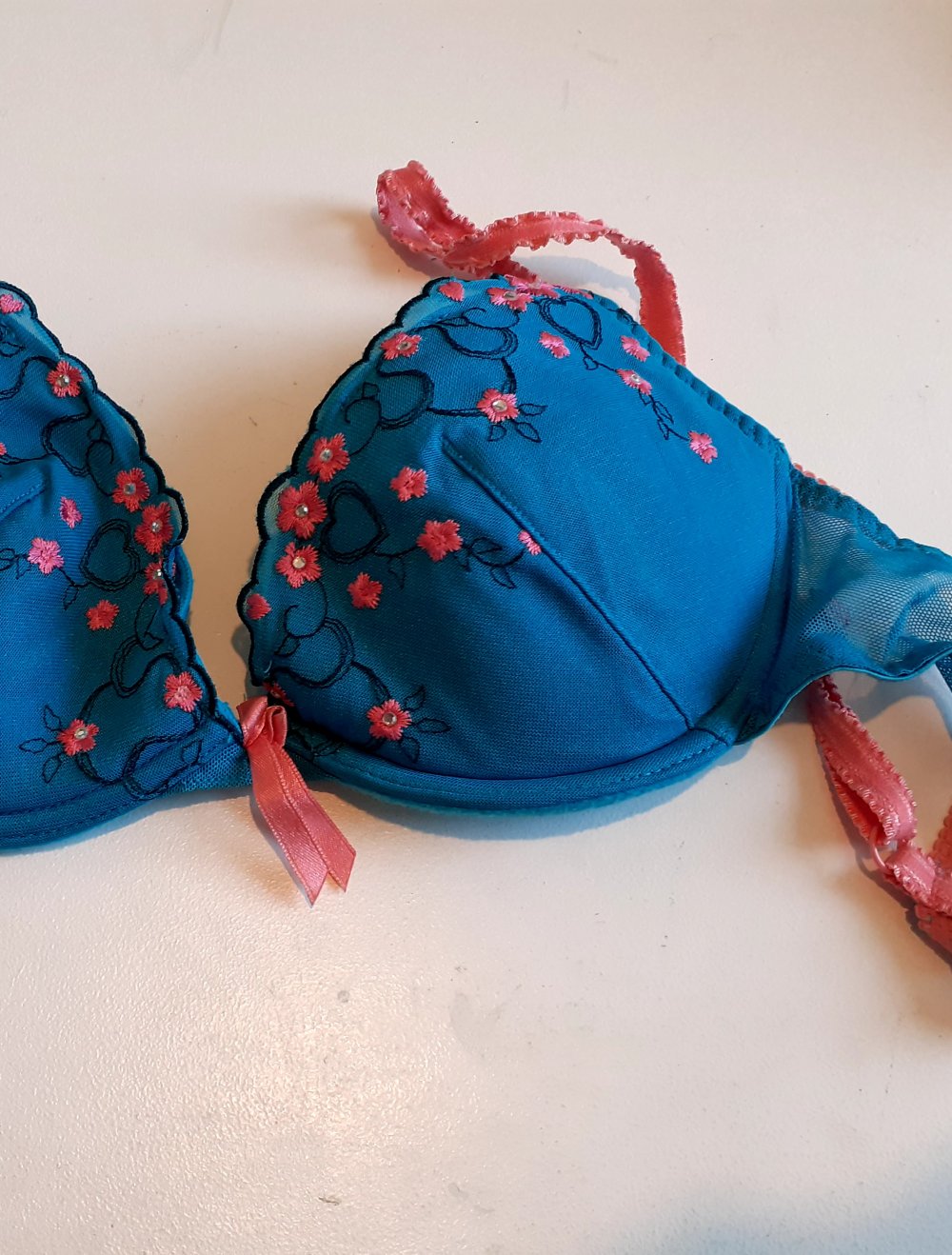 Büstenhalter Bügel-BH H&M 75A Türkis Blumen Blumig Strasssteine mit herausnehmbaren Pads Push UP BH verstellbare Träger und verstellbares Rückenteil in 3 Stufen
Rosa Schleife zwischen der Brust