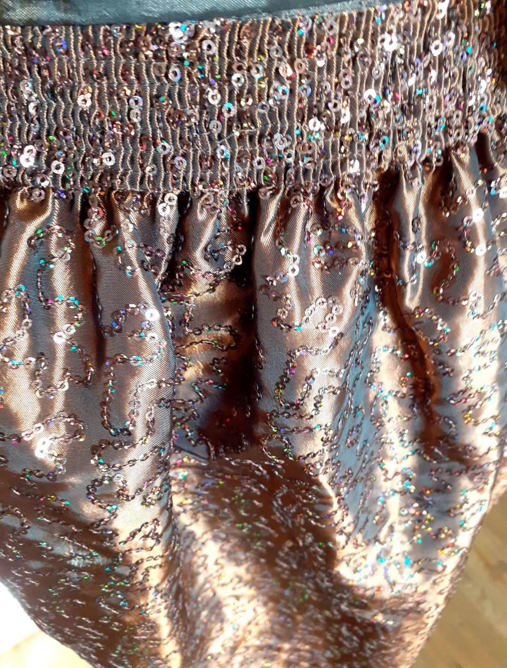 Hochwertige Dirndlschürze Stoiber Pailettenbestickt braun Trachtenschürze Taftstoff/Satin
Bügelfrei glänzend ungetragen
Edel Aufwändig 
100% Polyester
Naturfarben Trend 2024
Oktoberfest Wiesen Waasen Volksfest
Ca 65 cm Länge