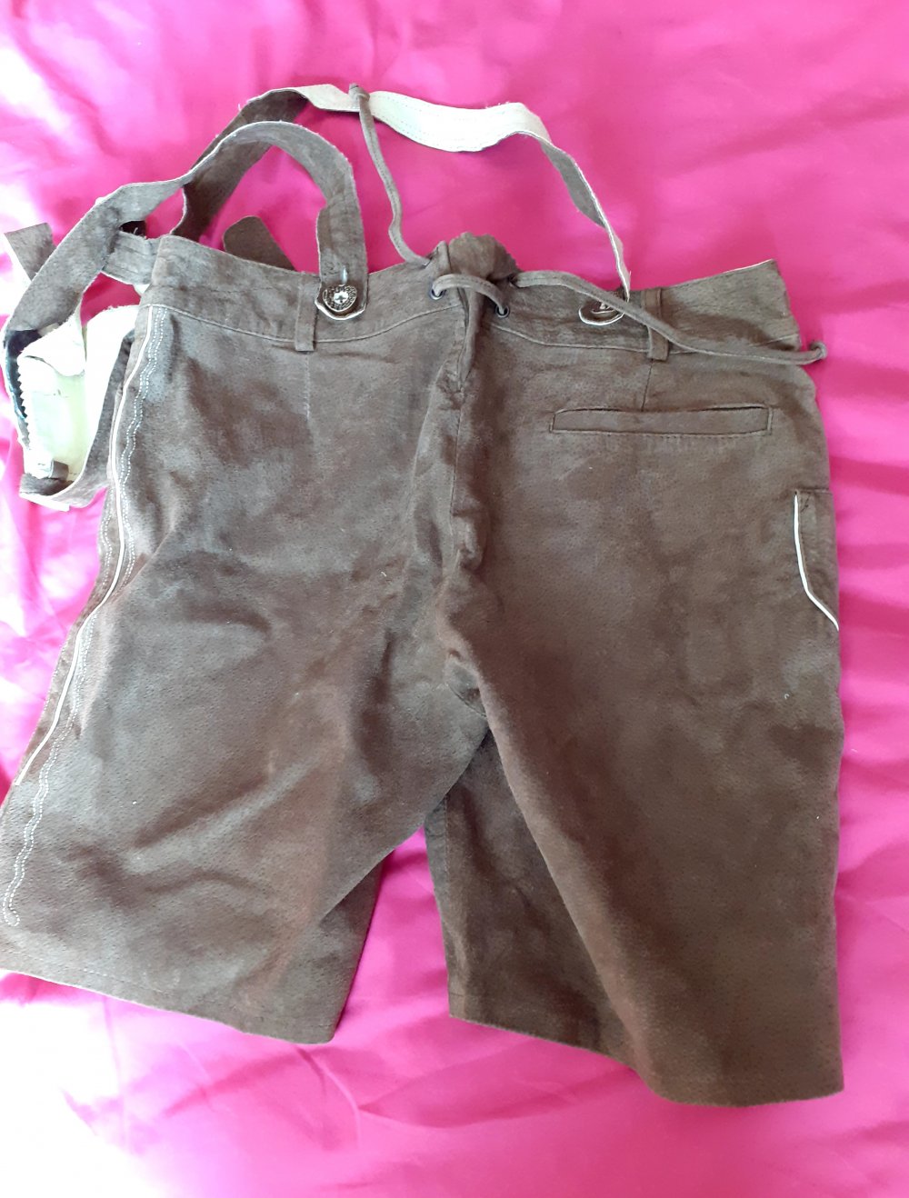 Echtleder Trachtenhose 32 xs Trachtenlederhose schweinsleder braun mit abnehmbaren Hosenträgern nie getragen von der Marke Landhaus praktische Knöpfe zum abnehmen der Latzhosenträger mit aufwändigen Spitzenbestickungen und Details sehr weiches Leder