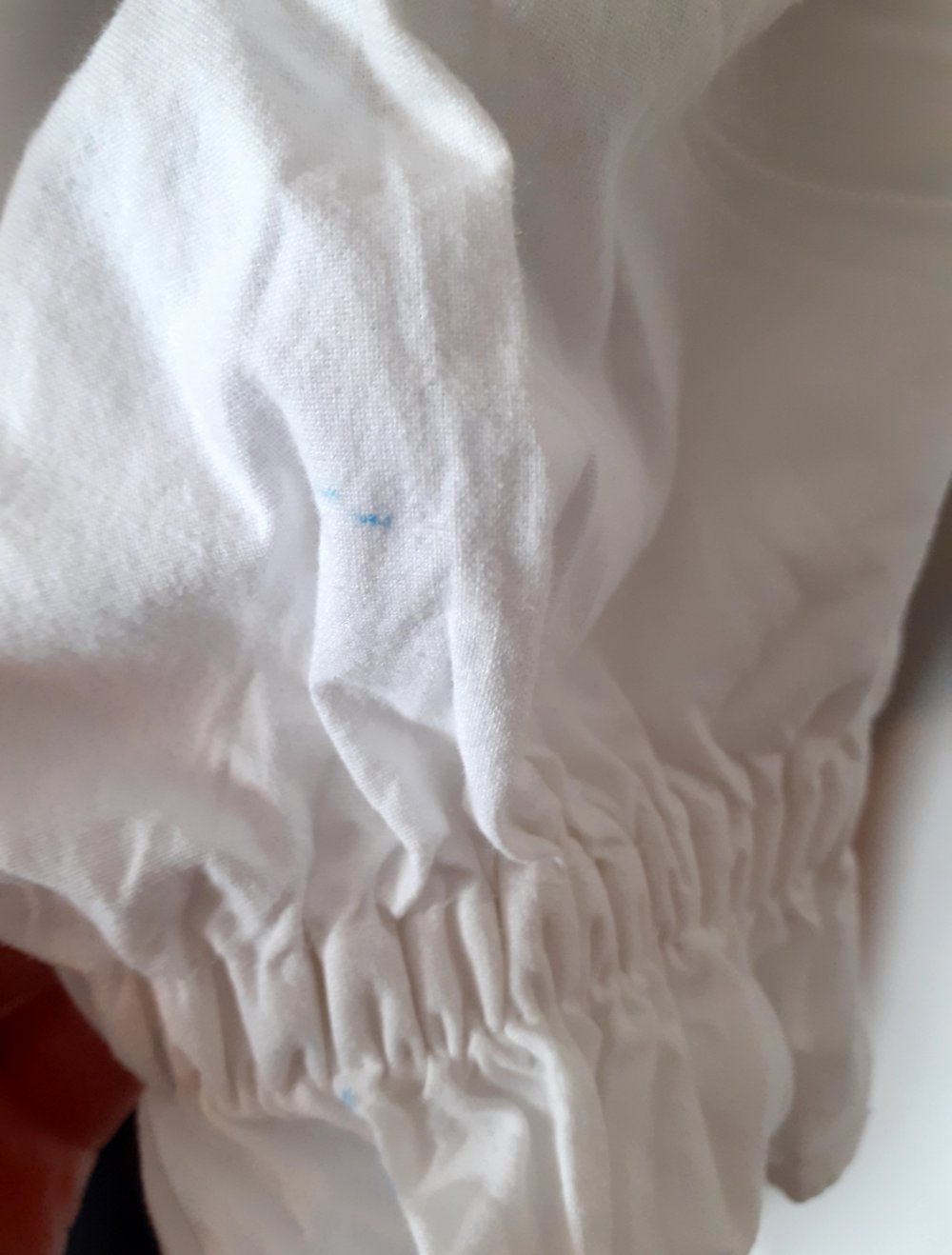 Trachtenpoint Trachtenbluse Dirndlbluse 36 weiß
mit kleinem blauen Fleck auf dem Ärmel