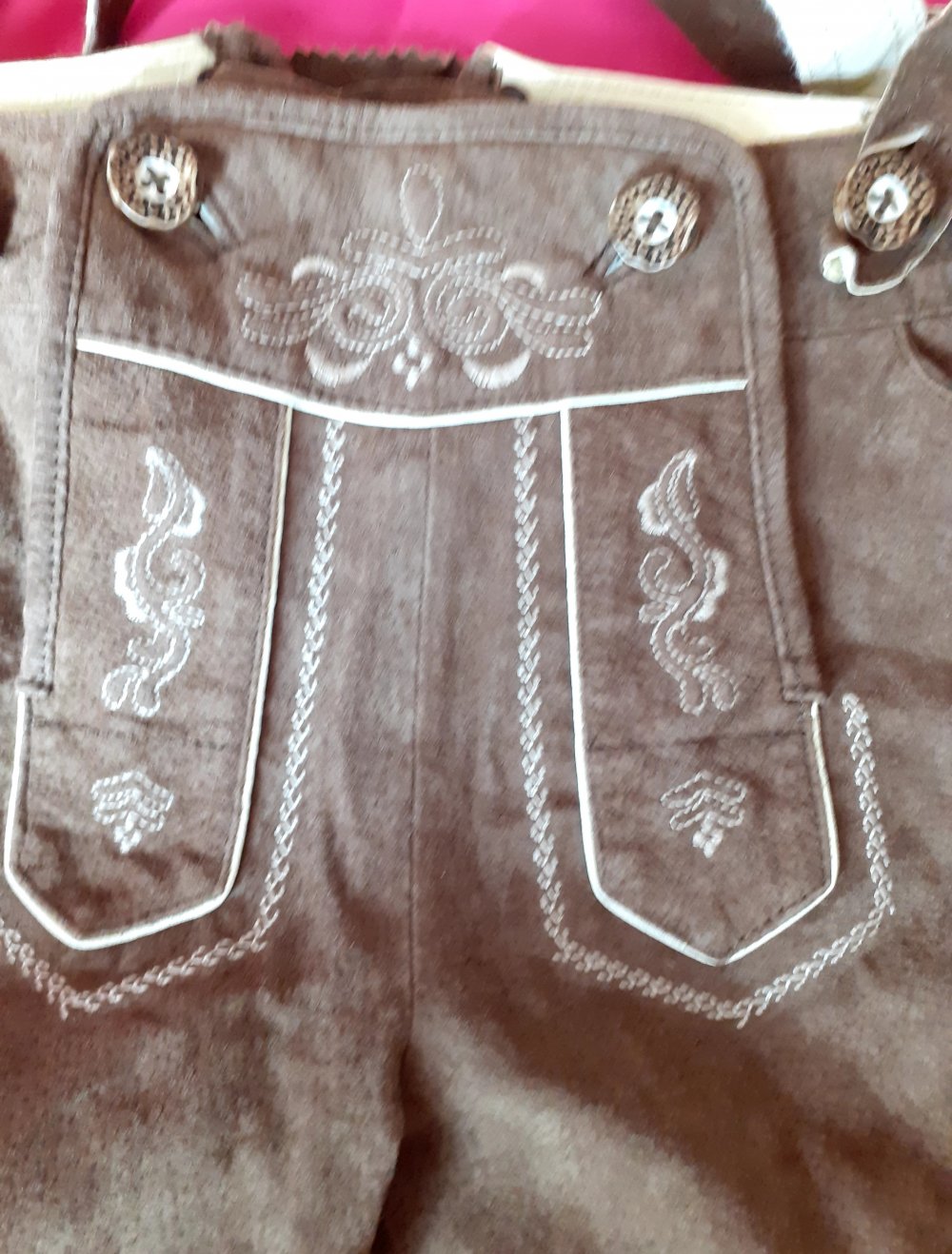 Echtleder Trachtenhose 32 xs Trachtenlederhose schweinsleder braun mit abnehmbaren Hosenträgern nie getragen von der Marke Landhaus praktische Knöpfe zum abnehmen der Latzhosenträger mit aufwändigen Spitzenbestickungen und Details sehr weiches Leder