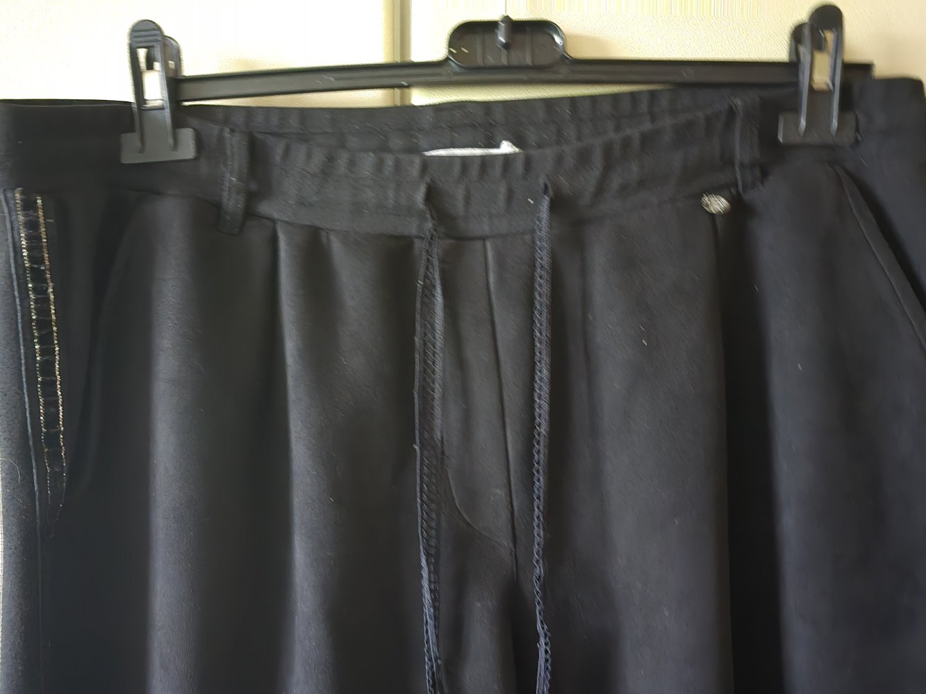 Schwarze Joggpant von Tredy mit Nieten und Galonstreifen Gr. 44