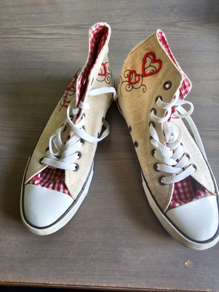 Folklore Turnschuhe mit Stickerei und kleinen Täschchen Gr. 40