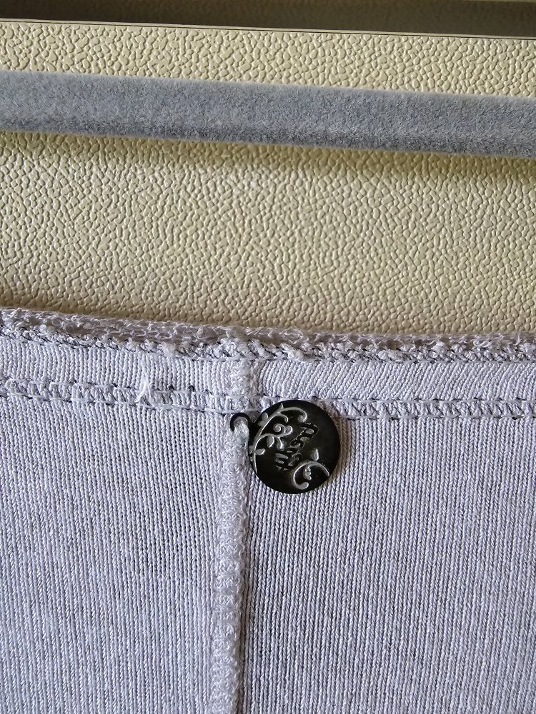 Graubeiges Oberteil von Tredy, Basicteil mit wenig Glitzer Gr. 46