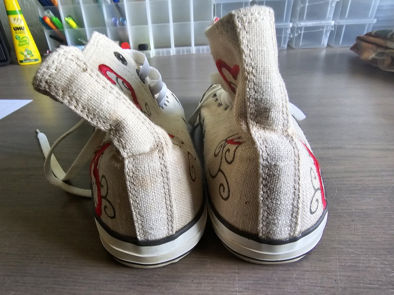 Folklore Turnschuhe mit Stickerei und kleinen Täschchen Gr. 40
