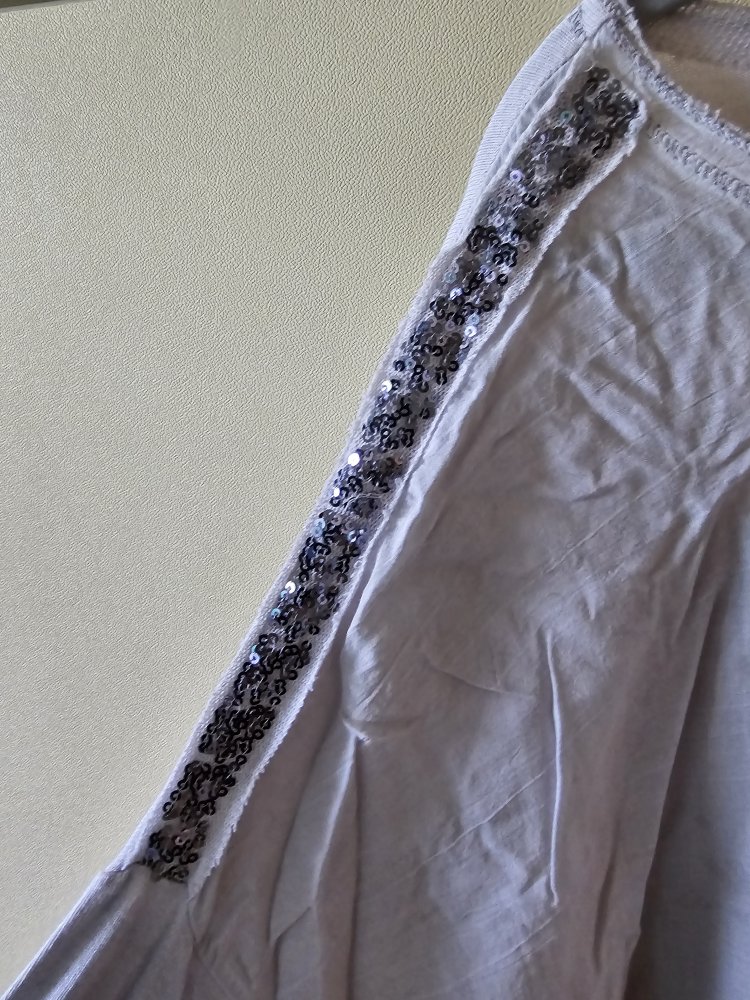 Graubeiges Oberteil von Tredy, Basicteil mit wenig Glitzer Gr. 46