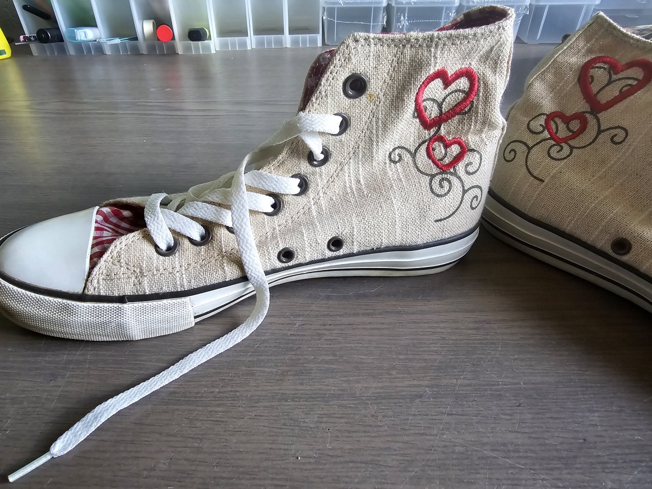 Folklore Turnschuhe mit Stickerei und kleinen Täschchen Gr. 40