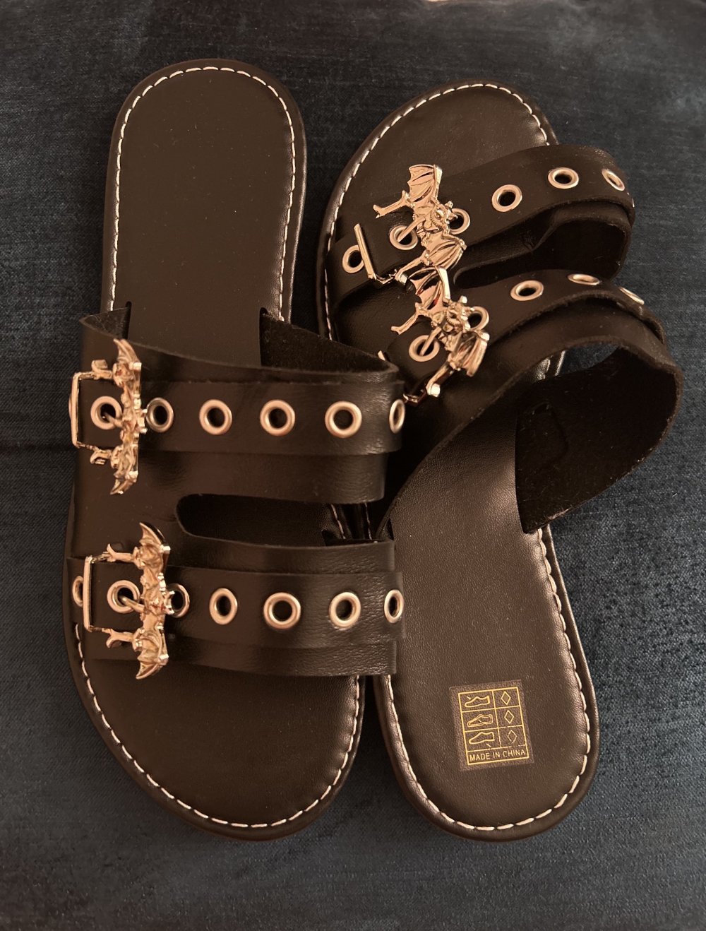 schwarze Sandalen