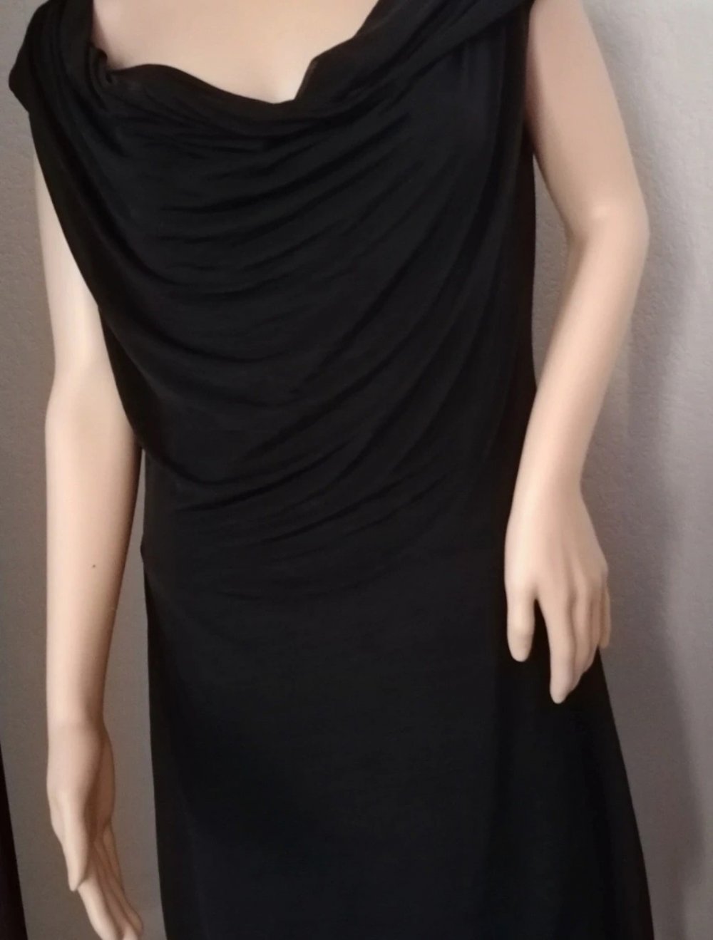 schwarzes Kleid