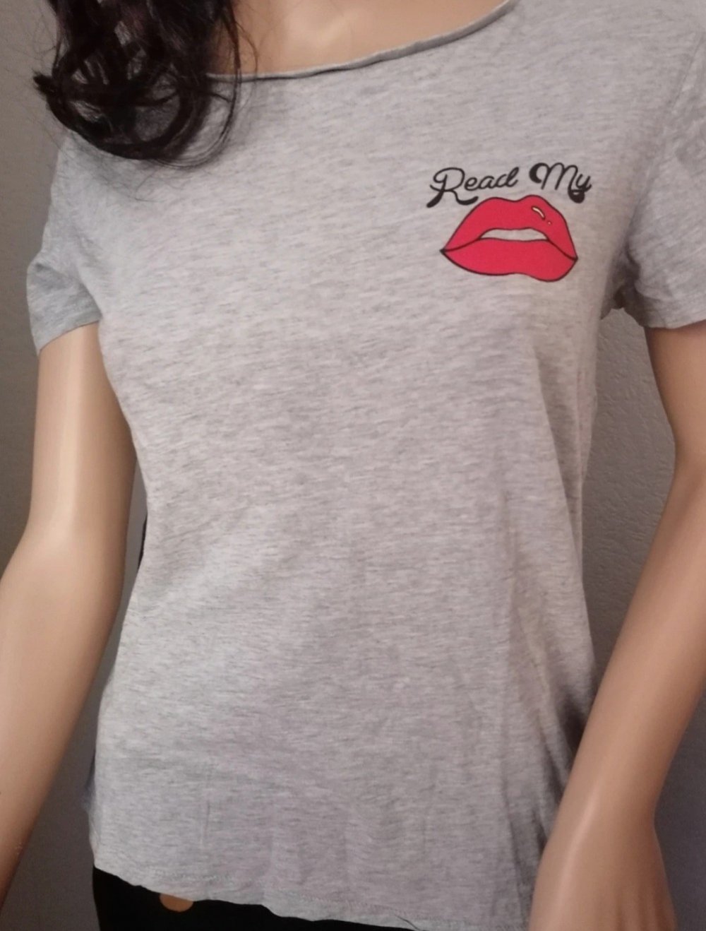 T-shirt read my lips