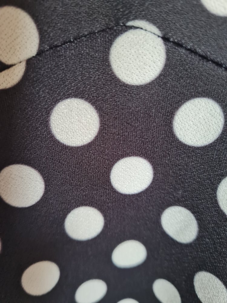 schwarz-weißer Tupfenrock mit weißem Blusenblazer