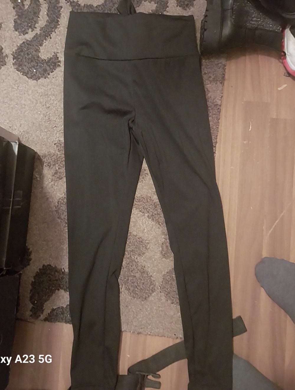 Schwarze Leggings mit schleife