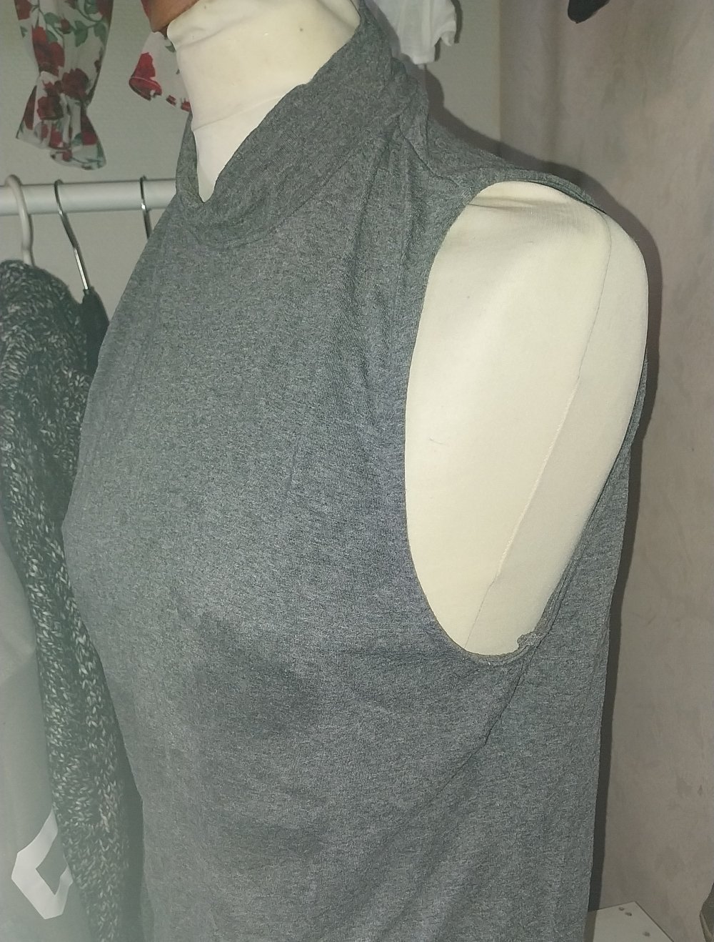 graues top mit Stehkragen