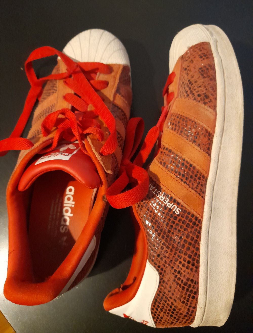 Rote Adidas Sneaker