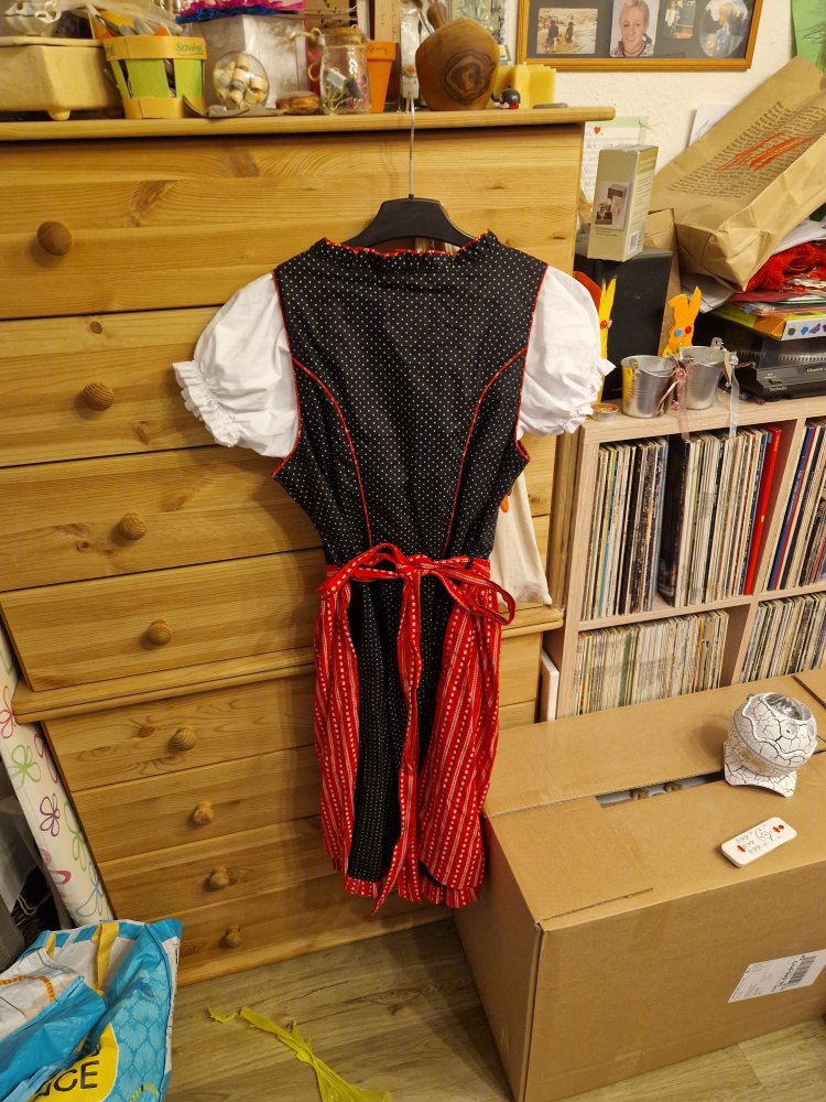 Dirndl rot