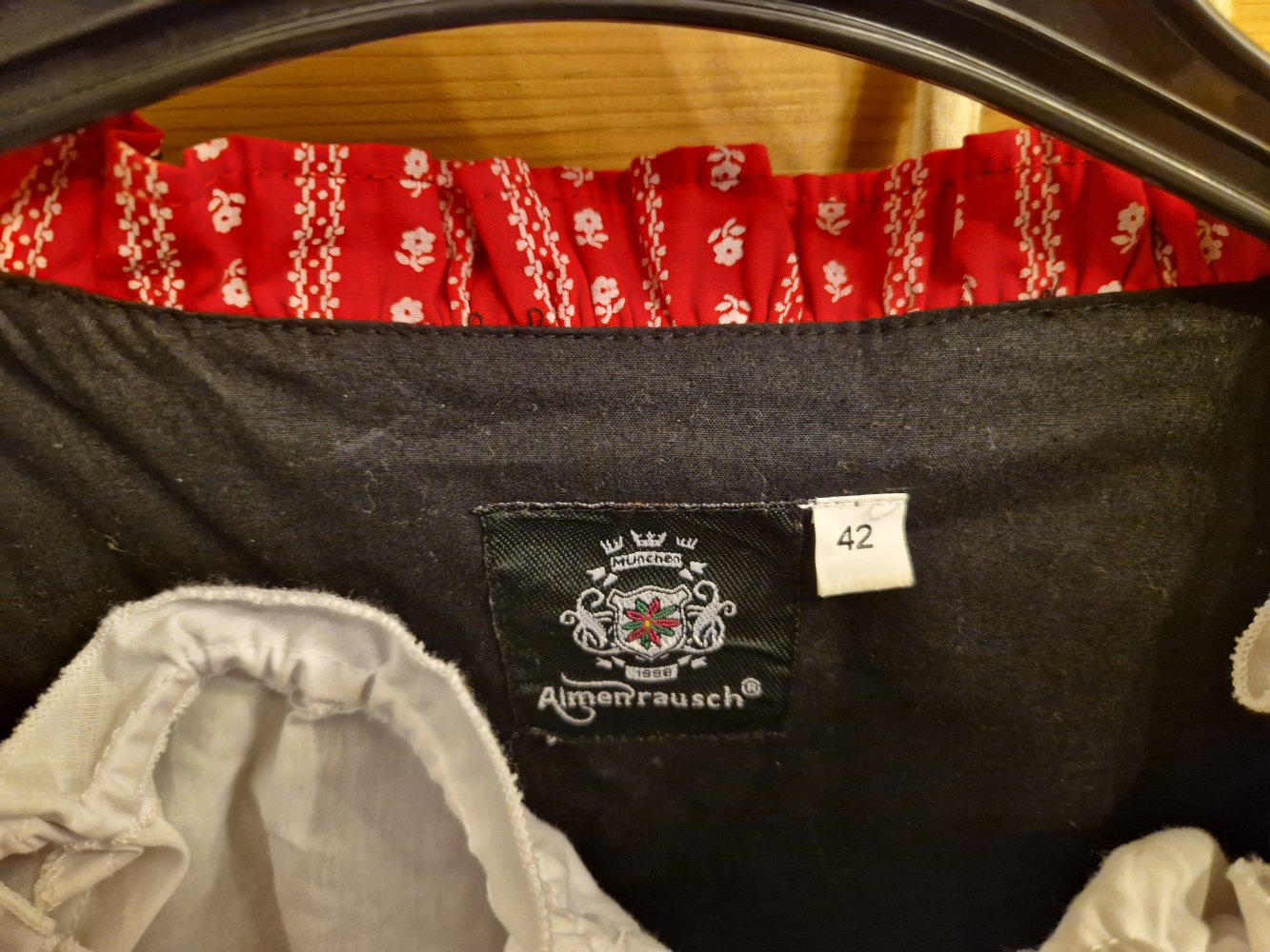 Dirndl rot