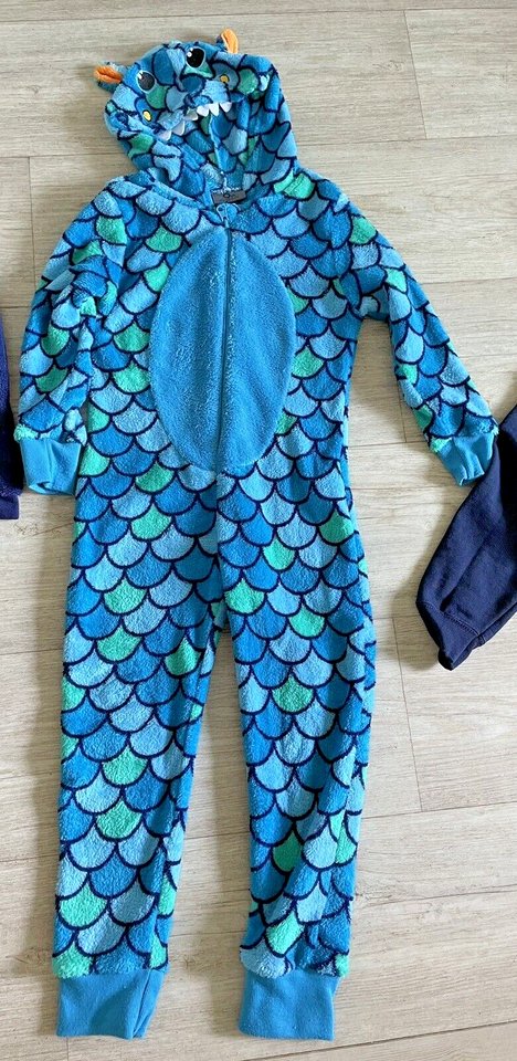 Jungen Kleiderpaket Regenjacke Hausanzüge Pullover Gr. 110/116