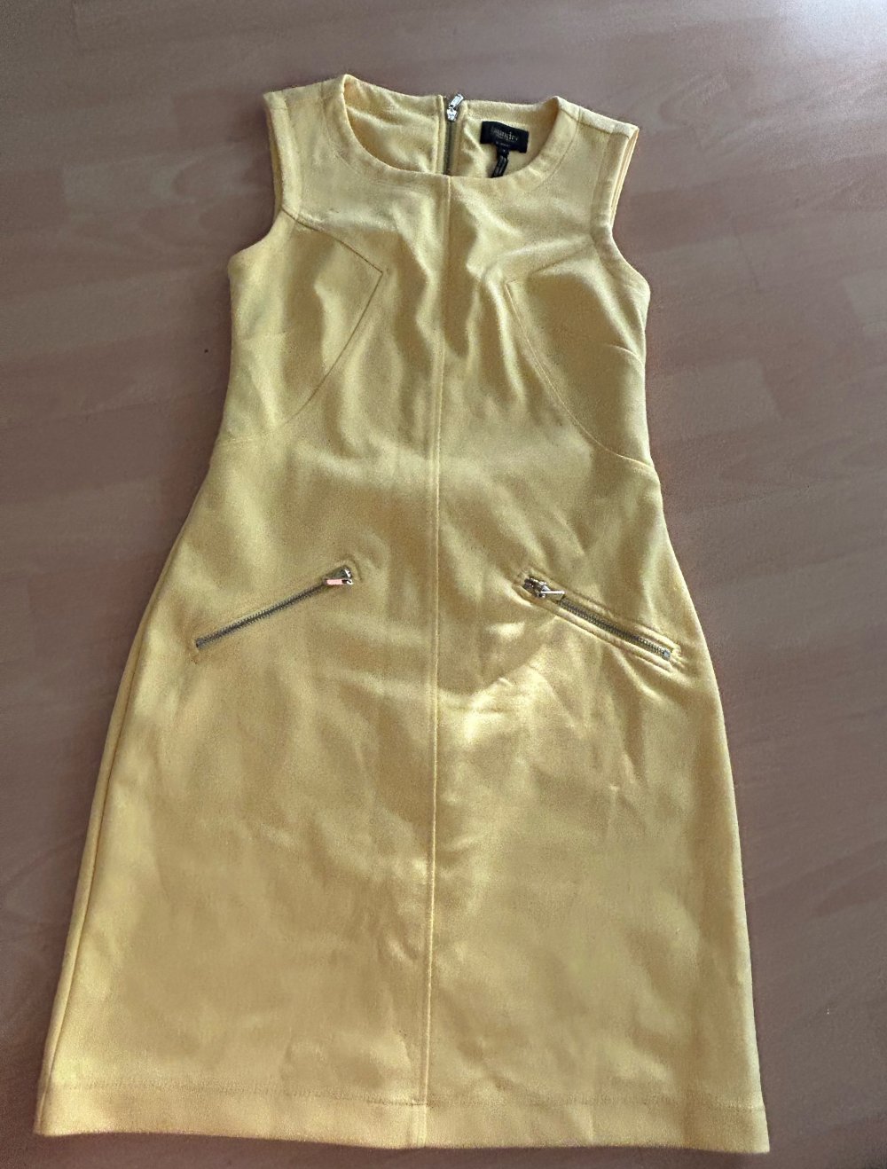 gelbes schönes Kleid