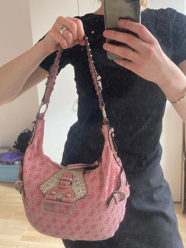 pink guess Monogramm Tasche 2000s y2k baguette bag schultertasche