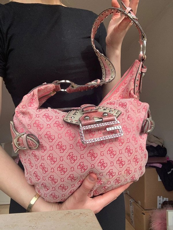 pink guess Monogramm Tasche 2000s y2k baguette bag schultertasche