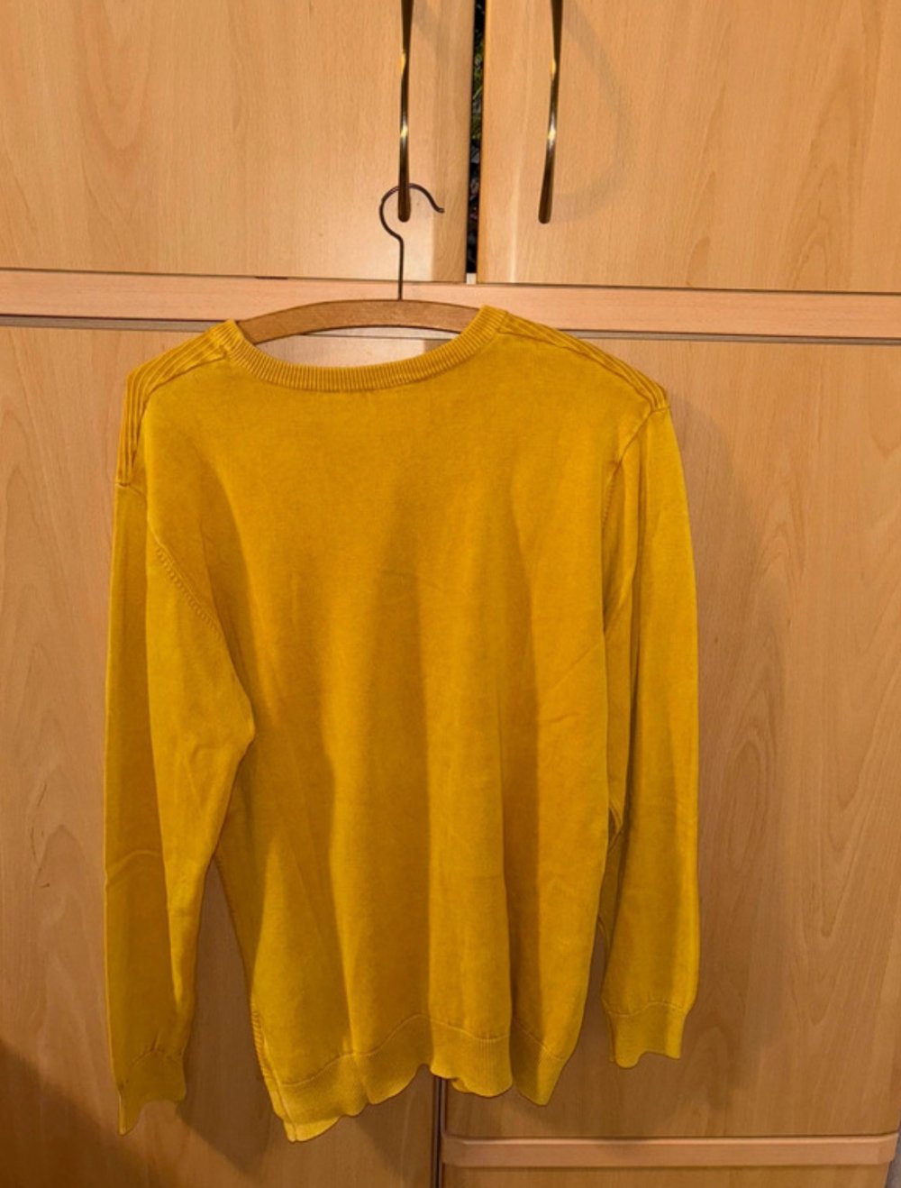gelber Männer Pullover