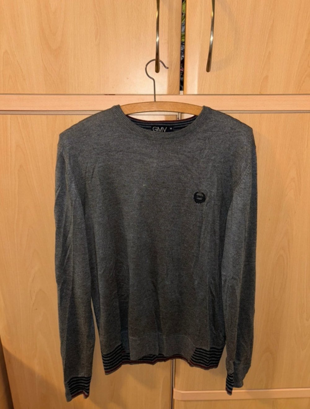 grauer Männer Pullover