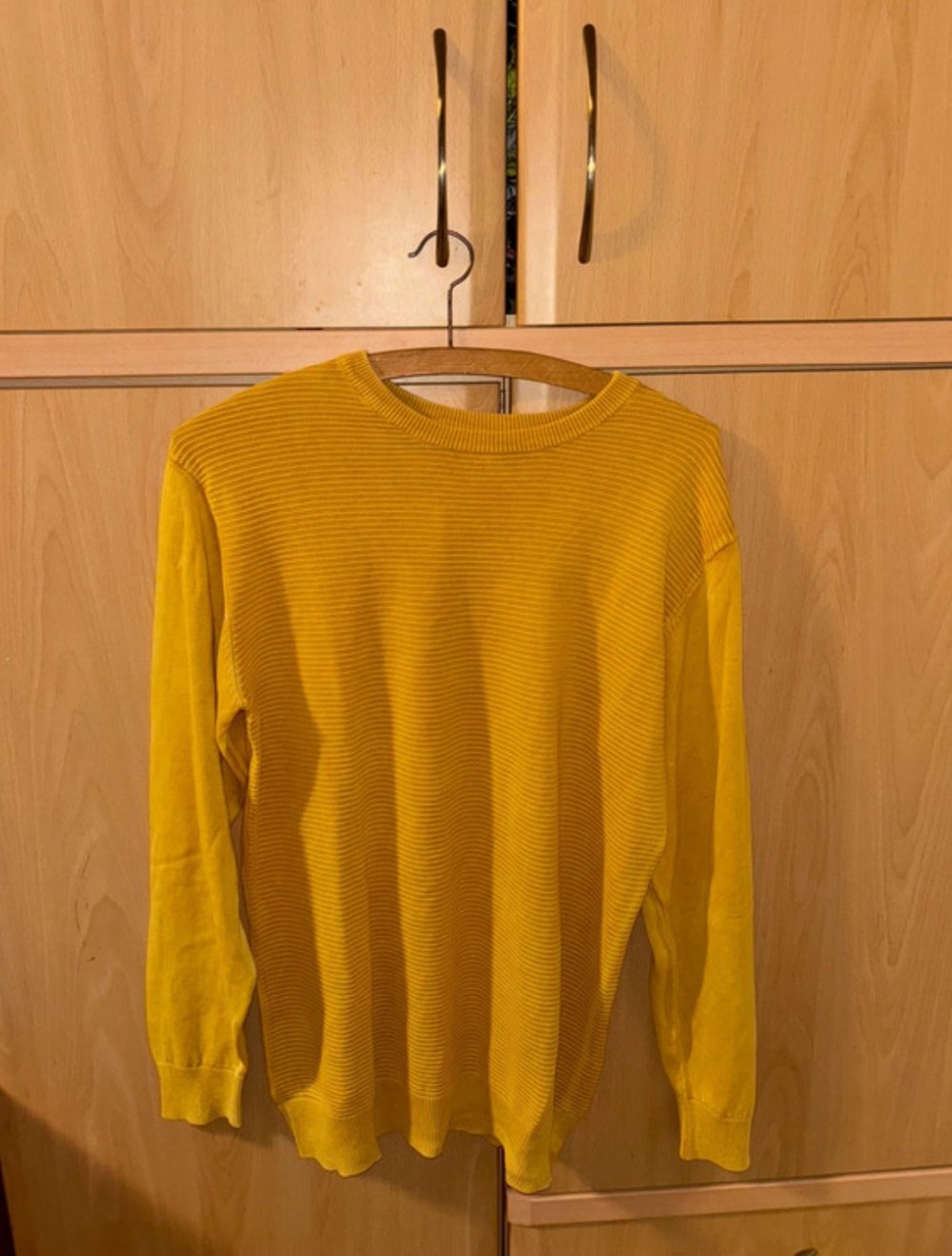 gelber Männer Pullover