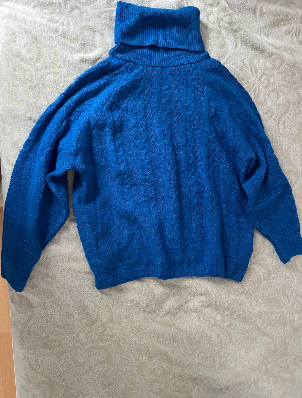 blauer Pullover