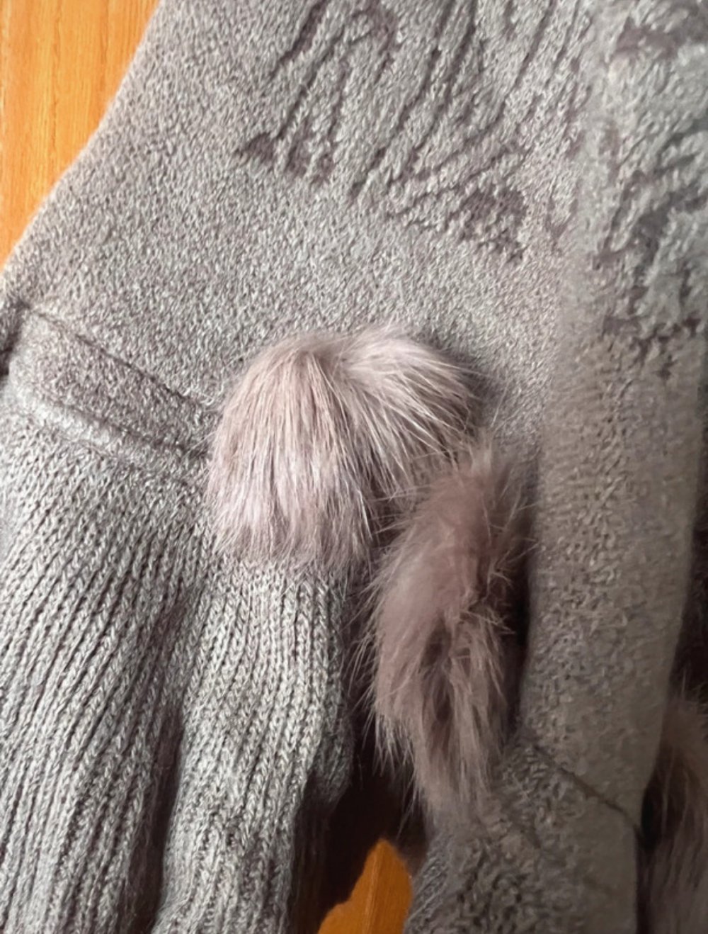 Poncho mit Bommeln