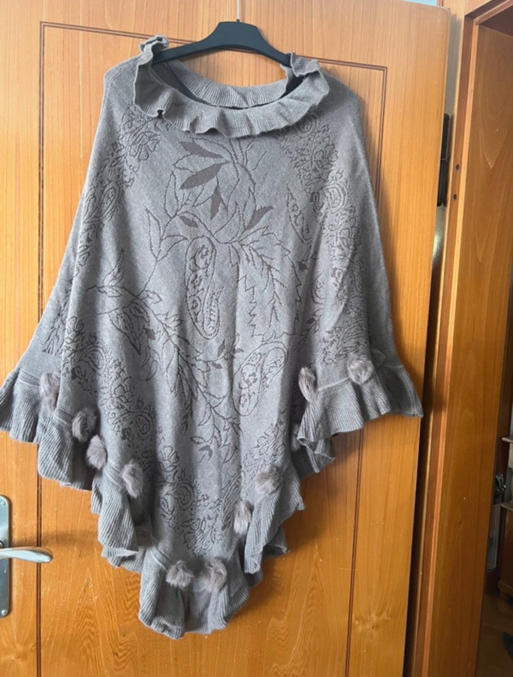 Poncho mit Bommeln