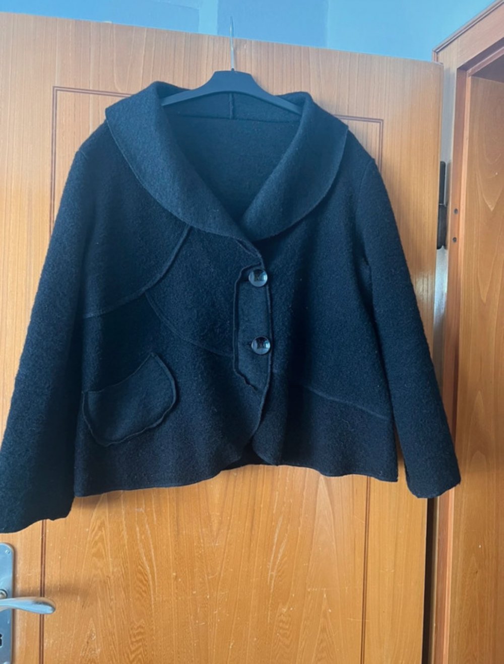 Schwarze Kurzjacke