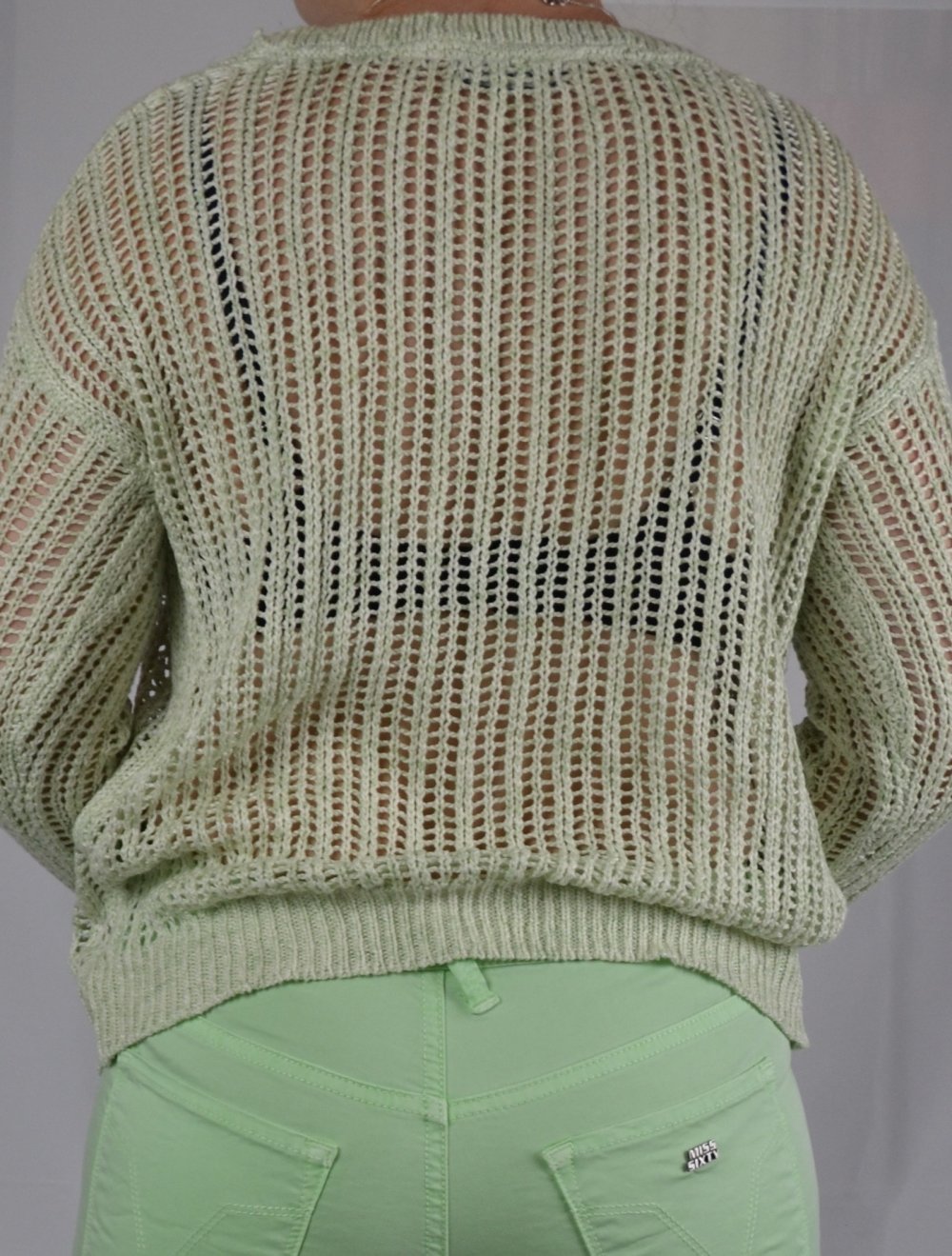 Grüner großmaschiger Strickpullover