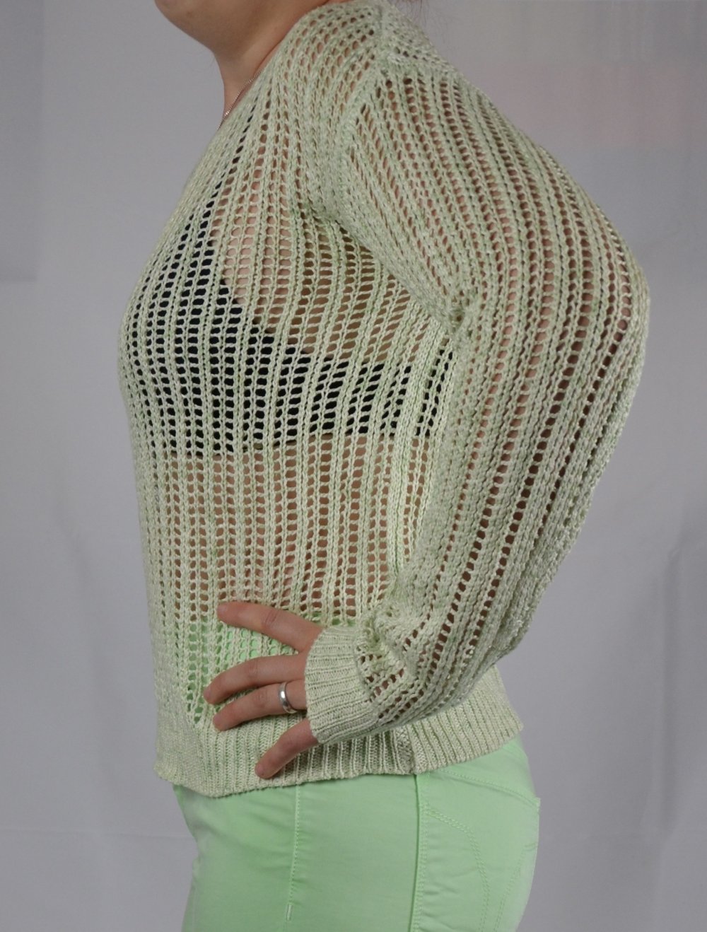 Grüner großmaschiger Strickpullover