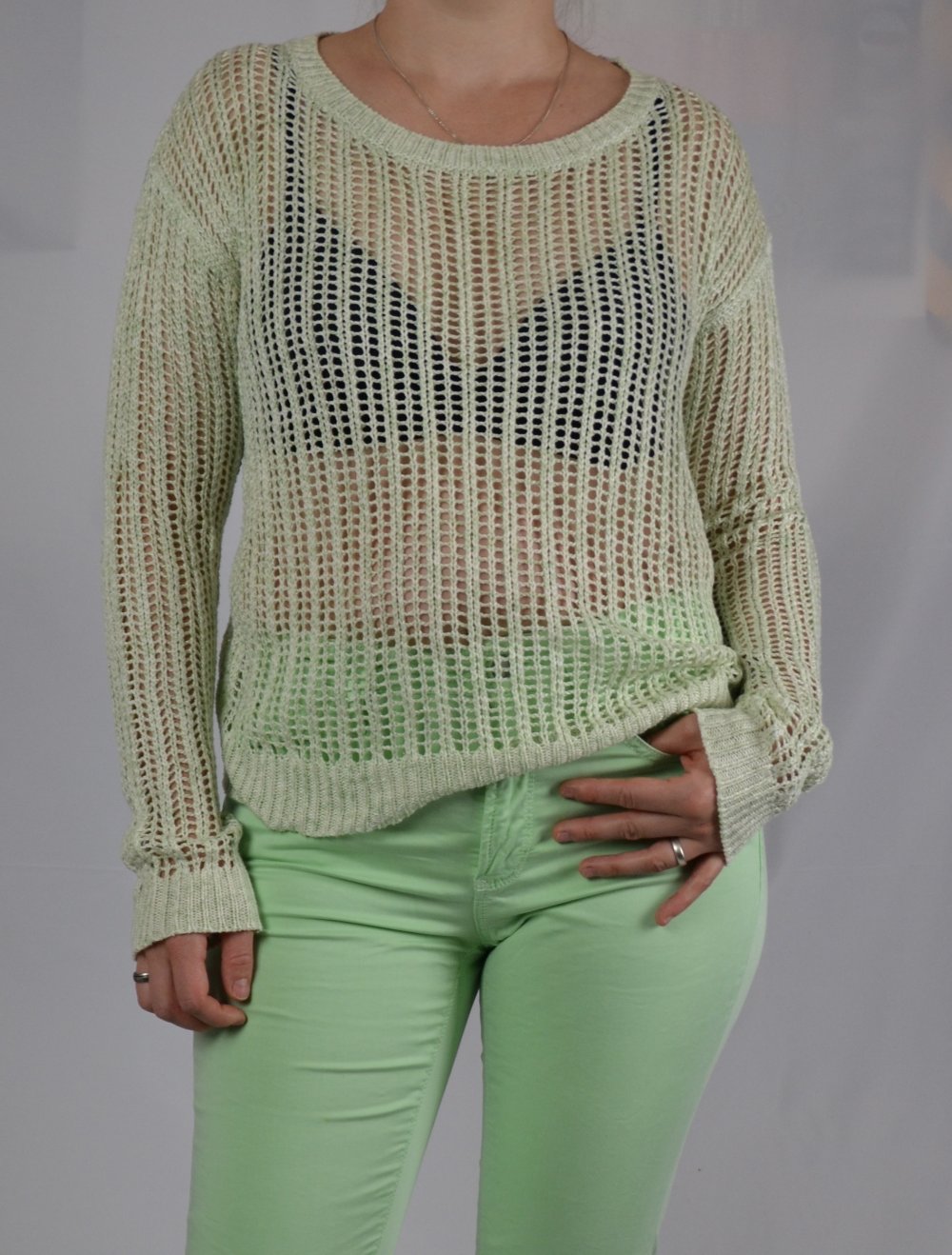 Grüner großmaschiger Strickpullover