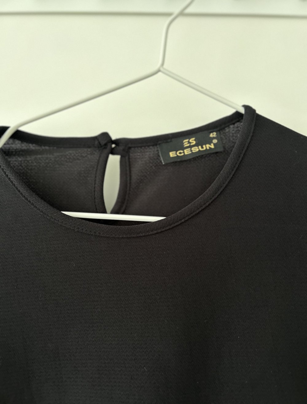 Schlichtes schwarzes Kleid