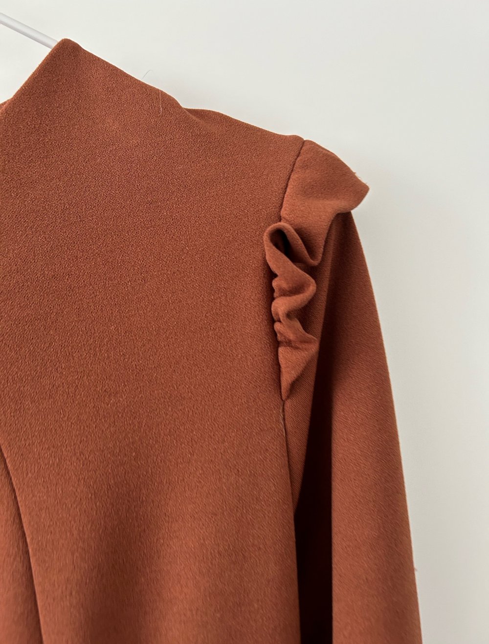 Braunes Herbstkleid