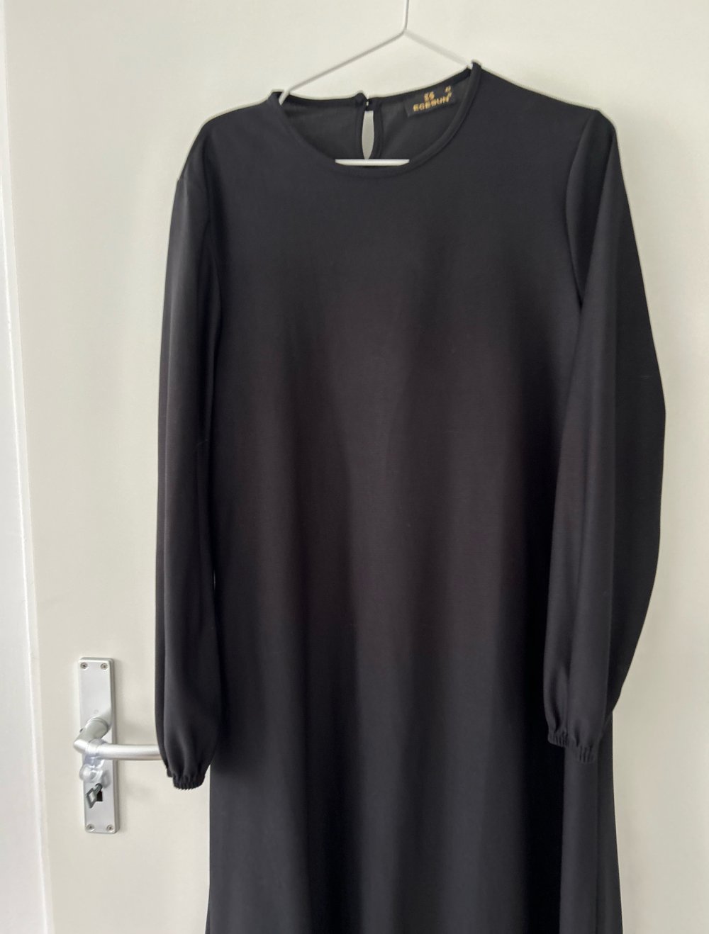 Schlichtes schwarzes Kleid