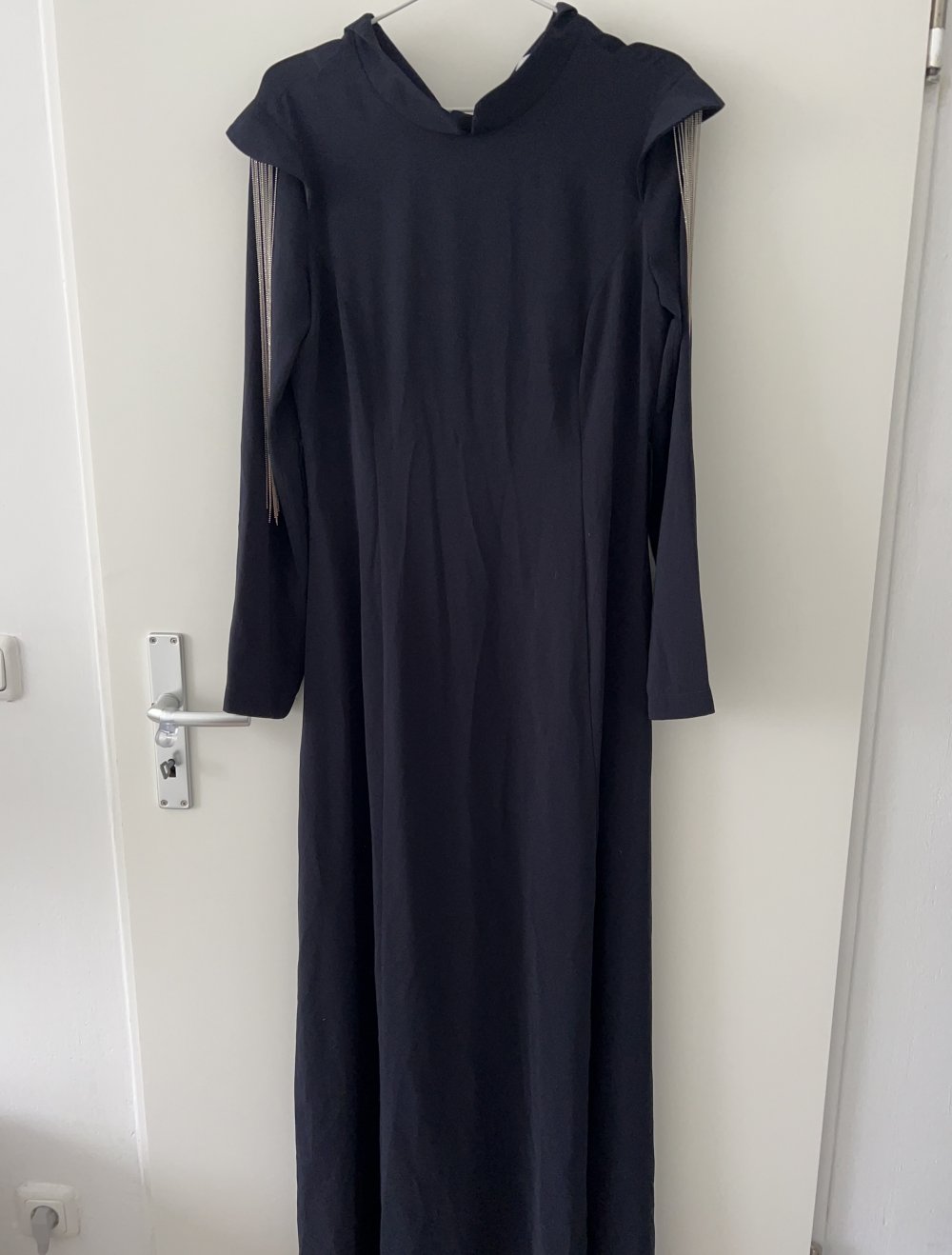 Dunkel blaues Abendkleid mit Schulter Detail