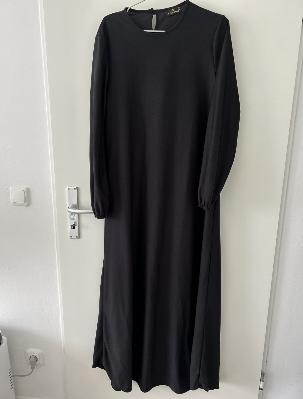Schlichtes schwarzes Kleid