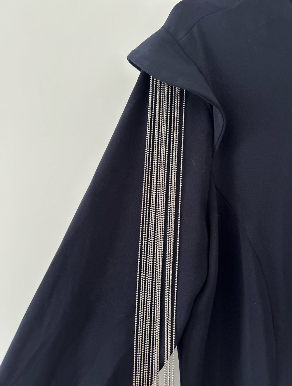 Dunkel blaues Abendkleid mit Schulter Detail