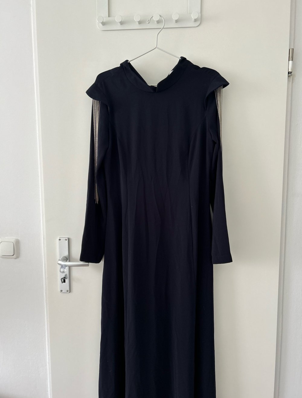 Dunkel blaues Abendkleid mit Schulter Detail