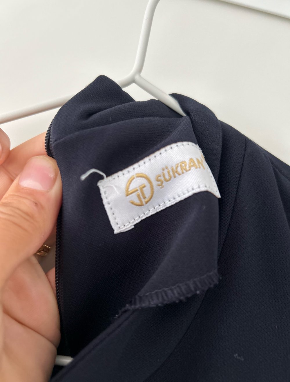 Dunkel blaues Abendkleid mit Schulter Detail