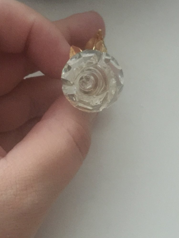 Eine Anstecknadel die wie eine Rose aussieht