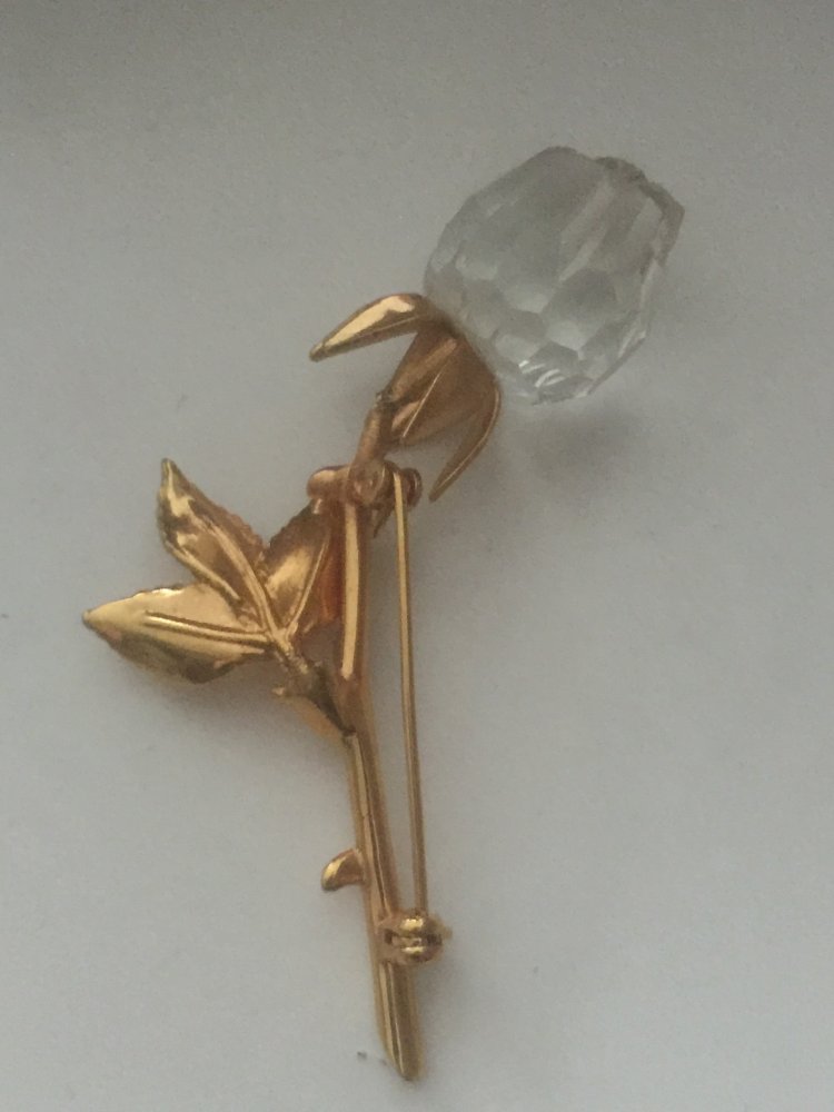 Eine Anstecknadel die wie eine Rose aussieht