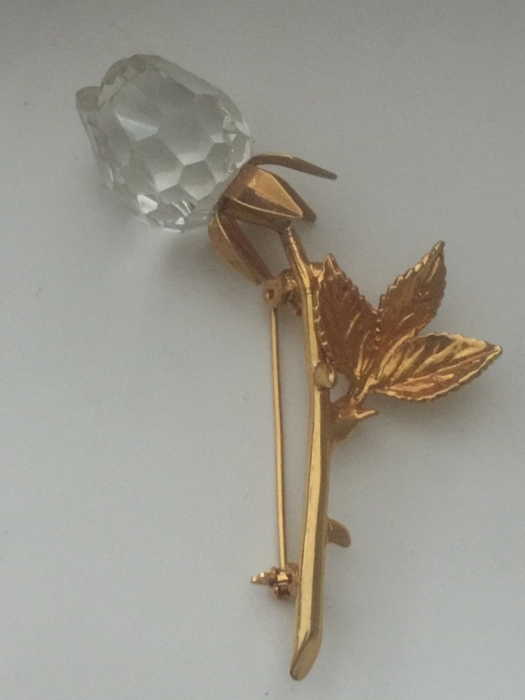 Eine Anstecknadel die wie eine Rose aussieht