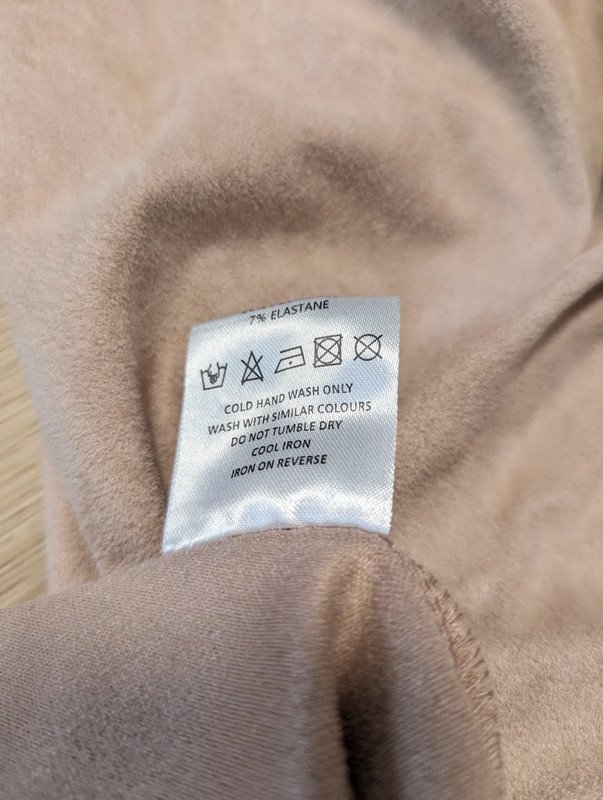 Partykleid Körperbetont mit schönen Details Pastel rosa bohoo style fashion